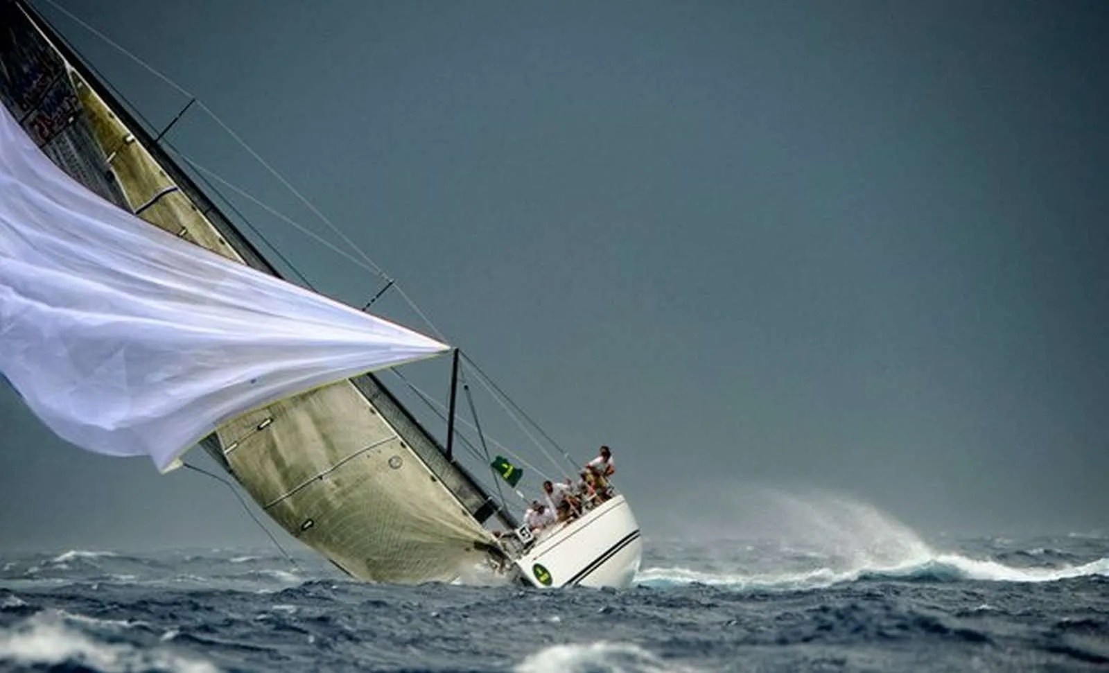 Navegando por la Tormenta: El Desafío de la Inteligencia Artificial Generativa en la Banca